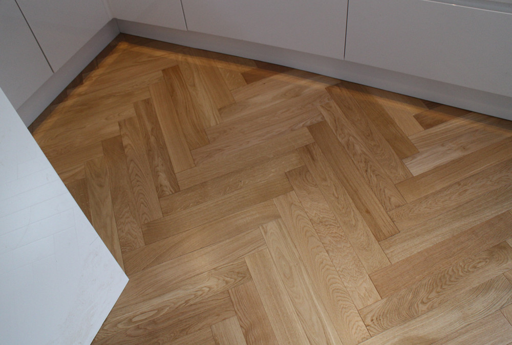 Lacquered Oak Engineered Herringbone