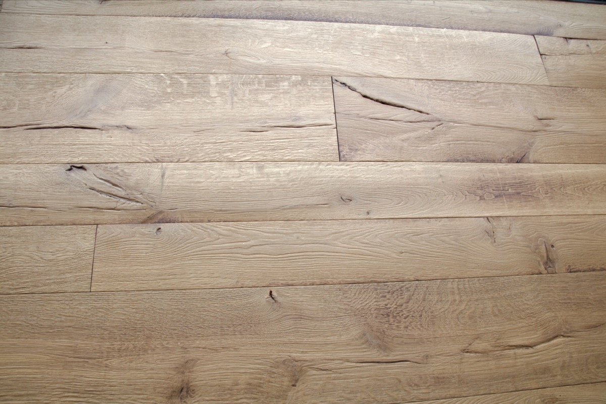 Knotty oak plank floor
